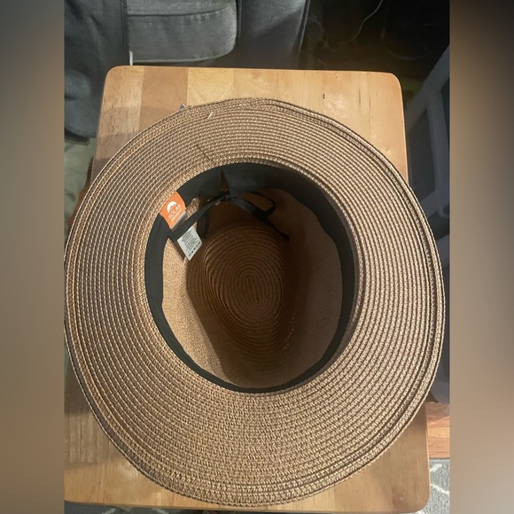 Tan Wide-Brimmed Straw Hat for Sun Protection - Picture 2 of 4